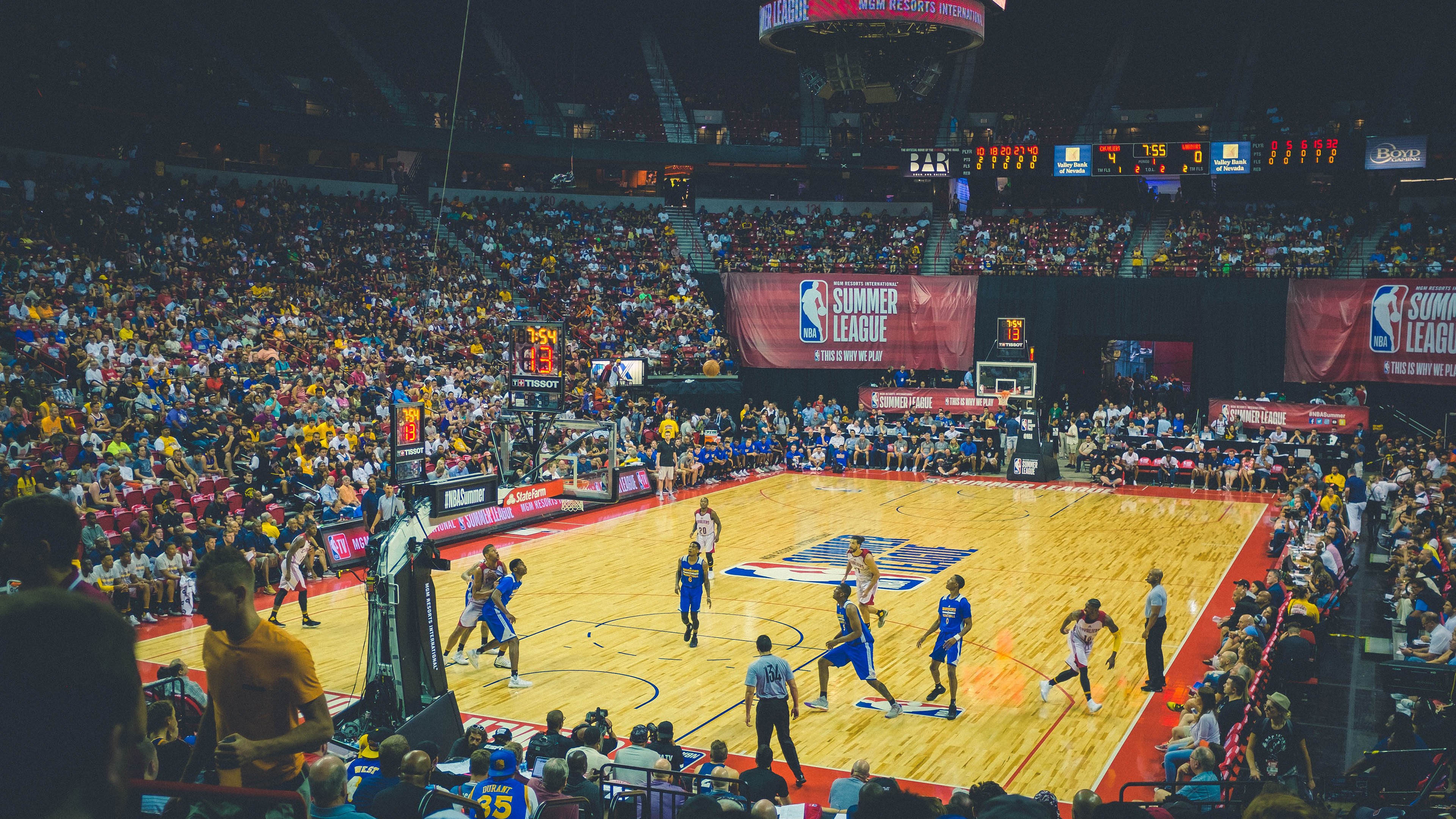 世界杯：多场比赛超过10分钟补时 新规对临场战术影响深远